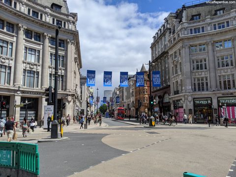 Oxford Street já com a maioria das lojas aberta.