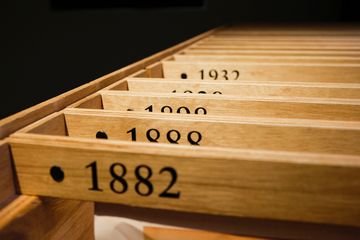 Um compartimento de madeira, com várias separações numeradas, feito para servir cde arquivo.