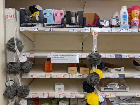 Prateleiras de sabonete para as mãos em supermercado de Londres
