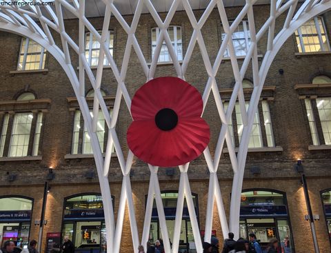 London King's Cross - Poppy gigante colocada na estação de metrô por conta do Remembrance Day.
