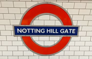 Emblema da estação Notting Hill Gate do metrô de Londres.