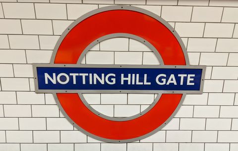Emblema da estação Notting Hill Gate do metrô de Londres.