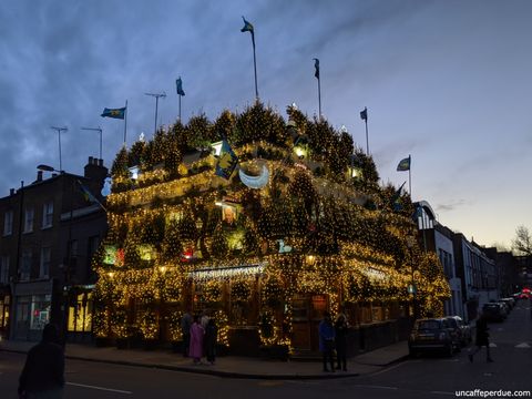 Exterior do The Churchill Arms. A decoração voltada para o Natal, como nas demais épocas, não decepciona!