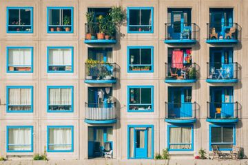 Fachada de um prédio de Amsterdã. Foto de Ján Jakub Naništa em Unsplash.