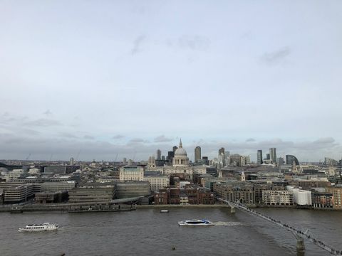 Vista de Londres através do Tate Modern Museum.