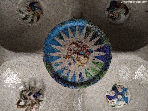 Detalhe do teto do Salão Hipóstilo. O interior deste grande salão sustentado por colunas é impressionante. Entre os materiais, cacos de azulejo e partes de cerâmica, vidro e outros materiais.