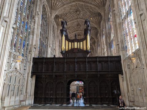 A King's College Chapel é riquíssima em detalhes. A imponência do órgão, cuja face mais detalhada não vemos na foto, é outro ponto alto do local.
