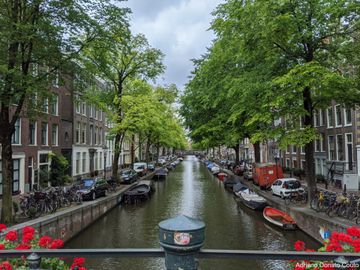 Um dos vários canais de Amsterdã, a "Veneza do Norte".
