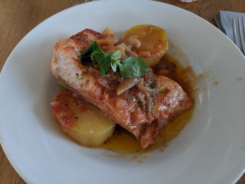 Salmão com tomate no Marina Bay by Moncho's.