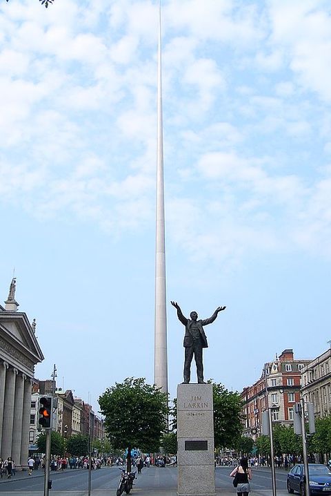Spire of Dublin. Fonte: User:Vmenkov [CC BY-SA 3.0 (http://creativecommons.org/licenses/by-sa/3.0/)]. Link: https://commons.wikimedia.org/wiki/File:E4324-Spire-of-Dublin.jpg