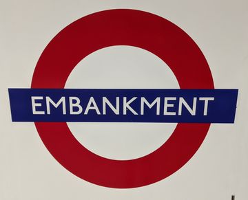Emblema da estação Embankment, em Londres.