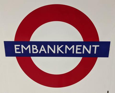 Emblema da estação Embankment, em Londres.