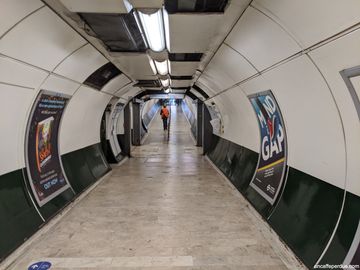 Túnel vazio do metrô de Londres durante período da Covid-19. Em estações antes muito utilizadas mesmo fora do horário de pico, vê-se agora um movimento muito inferior.
