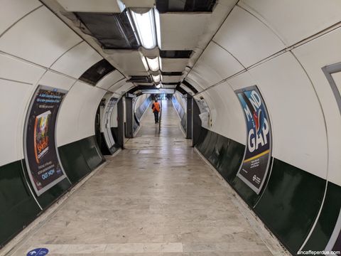 Túnel vazio do metrô de Londres durante período da Covid-19. Em estações antes muito utilizadas mesmo fora do horário de pico, vê-se agora um movimento muito inferior.