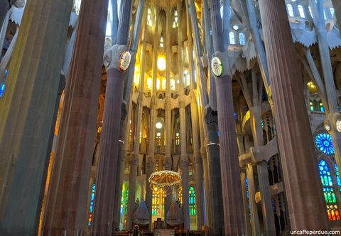 Interior da Basílica de La Sagrada Família. As colunas imitam árvores. Desta forma, o interior parece um bosque.