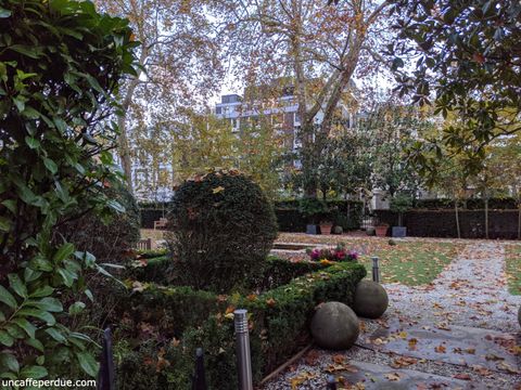 Jardim Zem utilizado no filme Notting Hill. O local pertence a um condomínio de luxo.