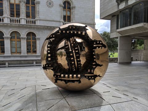Sphere Within Sphere, Trinity College Dublin, Dublin, Irlanda. Foto por Adriano Donato Couto.