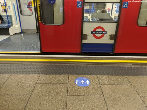 Na plataforma, um aviso deixa claro: deve-se manter (quando possível) uma distância de 2 metros dos demais usuários.