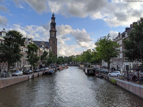 Vista de um dos canais com a torre da Westerkerk ao fundo - Amsterdã.