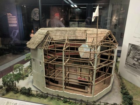 Museum of London - representação de um teatro elisabetano. Um dos mais famosos deles, conhecido como Golden Globe ou Shakespeare's Globe, existe atualmente, após ter sido destruído e reconstruído algumas vezes.