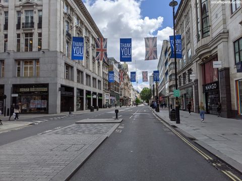 Oxford Street perto do horário de abertura das lojas.