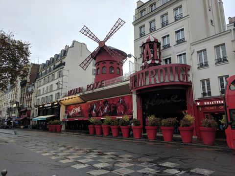Moulin Rouge - Paris. Se tiver chance, passe em frente ao local durante a noite.