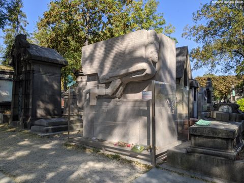 Túmulo de Oscar Wilde - Cemitério de Père Lachaise - Paris