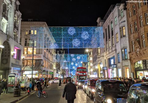 Luzes de Natal em Oxford Street. Os quadros suspensos funcionam como telas, exibindo animações e mensagens.