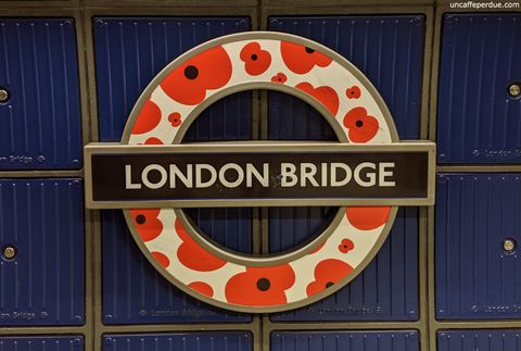 A estação London Bridge do metrô foi uma das escolhidas para estampar homenagem por ocasião do Remembrance Day.
