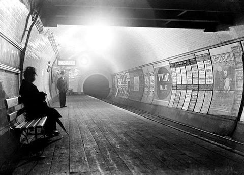 Estação Queens Road (agora Queensway) por volta de 1900. Autor desconhecido. Domínio público. Fonte: Wikimedia.