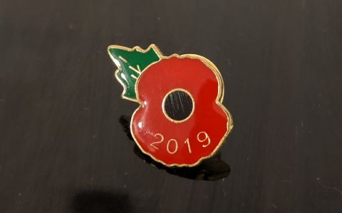 Um dos modelos de broche de poppy para o Remembrance Day.