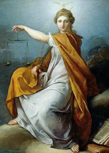 Pintura retratando uma mulher loira, representando a Justiça. Ela está sentada em uma rocha. Atrás dela, uma machete; em uma de suas mãos, uma balança de dois pratos; e na outra mão, uma espada. A mulher usa vestes brancas com uma capa amarela; aos seus pés, há alguns livros; por cima de sua cabeça, uma pomba branca.