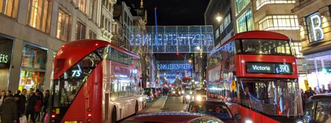 Ônibus de Londres em Oxford Street. Dezembro de 2019.