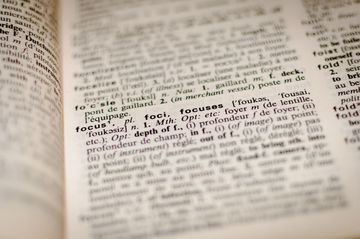 Visão de parte da página de um dicionário impresso. O foco está no vocábulo "focus" (foco, em inglês).