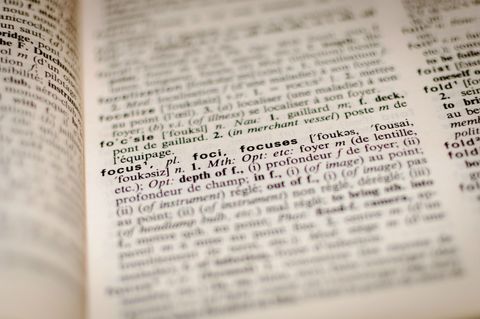 Visão de parte da página de um dicionário impresso. O foco está no vocábulo "focus" (foco, em inglês).