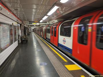 Plataforma vazia de metrô em Londres.