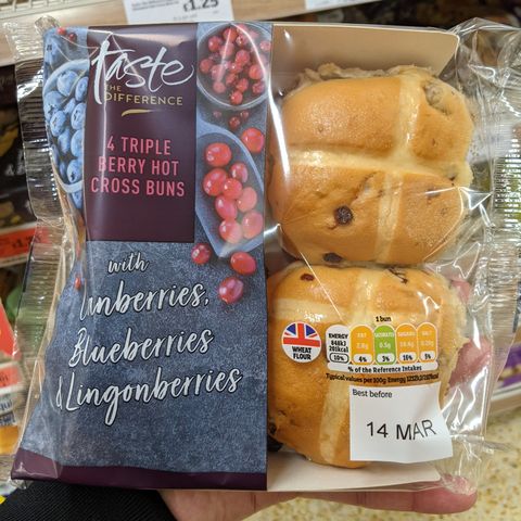 Hot cross buns em um supermercado de Londres.