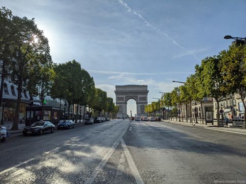 Arco do Triunfo visto da Champs-Elysée, em Paris.