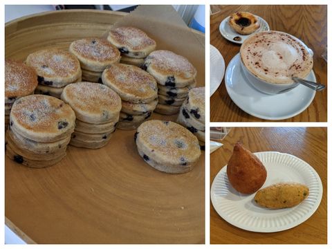 Uma colagem com três imagens. Na coluna da esquerda, pilhas de welsh cakes, que lembram visualmente mini panquecas. À direita, a coluna tem uma imagem acima com uma xícara de cappuccino e um pastel de nata; abaixo, um prato de papel com coxinha e bolinho de bacalhau.