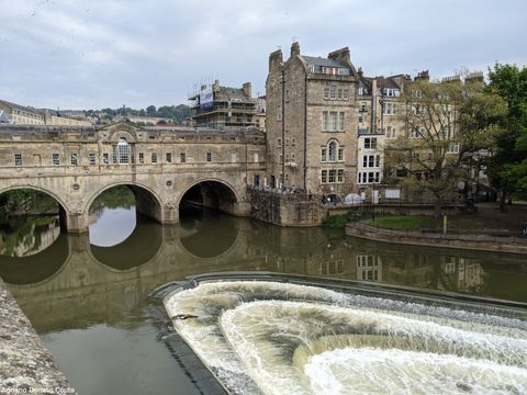 Ponte em estilo palladiano com três arcos, com construções no seu topo. Abaixo, no rio, há uma barreira baixa em V.