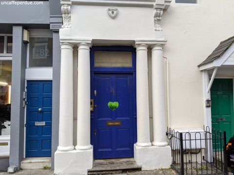 Porta da casa de William Thacker no filme Notting Hill