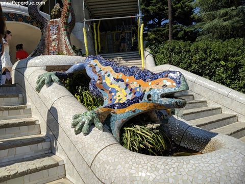 Esta salamandra é uma das obras mais famosas de Gaudí no parque, presente em muitos itens de suvenir para turistas