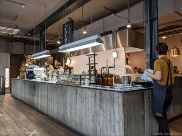Cozinha central do Ozone Coffee Roasters, em Old Street.