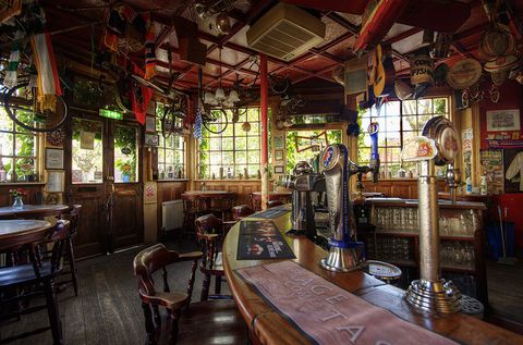 Interior de The Faltering Fullback Pub. Fonte: http://falteringfullback.com/