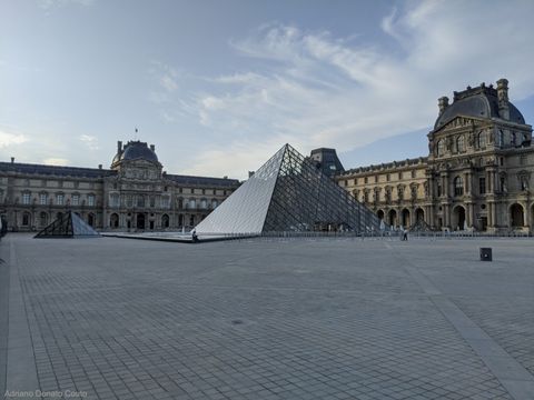 Pirâmides do Museu do Louvre.