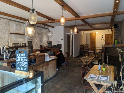 Interior do Romeo's Bakery.