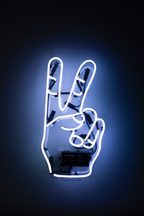 Sinal de "V" que simboliza a paz. Foto de Drew Beamer em Unsplash.com