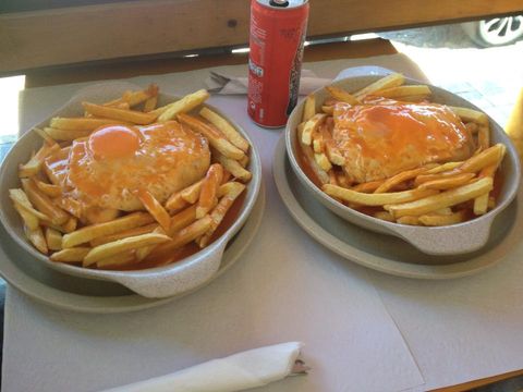 Francesinha - Café_Onital. Por João Bernardo Rodrigues Sarmento Amaral @ Wikimedia. Fonte: https://commons.wikimedia.org/wiki/File:Francesinha_-_Café_Onital.jpg