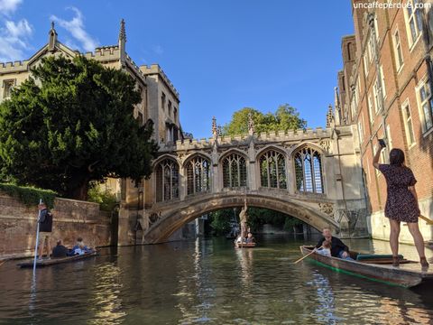 Bridge of Sighs. Reparou nas embarcações no rio Cam? São os punts, barcos típicos de lá.