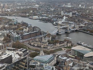A cidade de Londres vista de cima, com destaque para uma ponte com duas torres altas.
